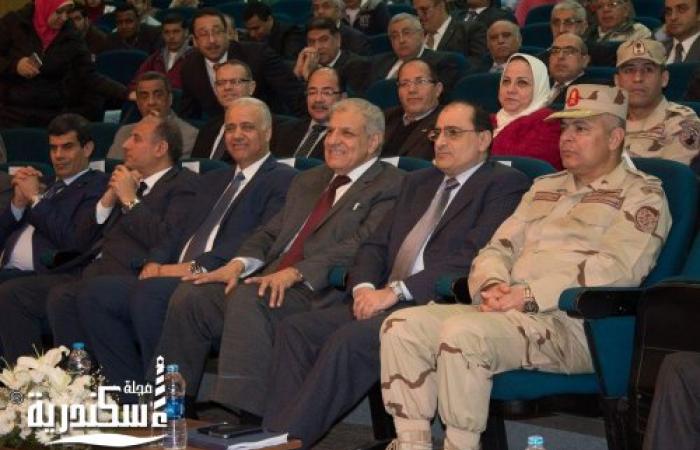 إبراهيم محلب من داخل جامعة الإسكندرية "شبكة الطرق القومية معجزة، وهي تعد شرايين التنمية، 7 آلاف كم من الطرق تم إنجازها في أربع سنوات"