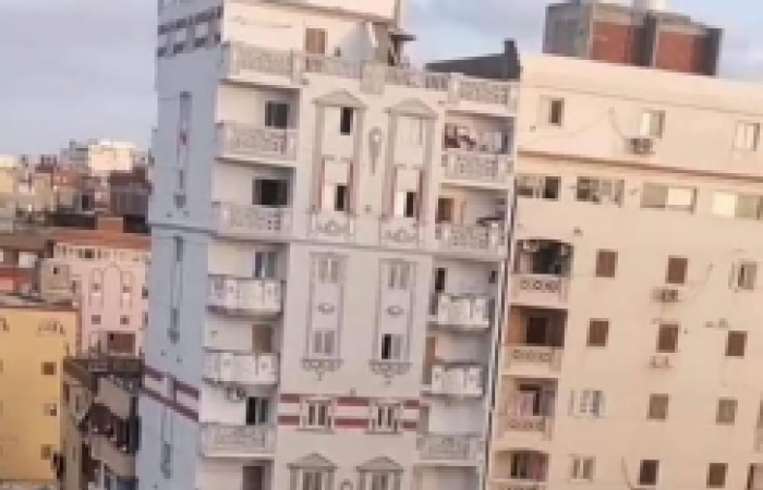 اللجنة الهندسية بمحافظة الاسكندرية....بدء إزالة 10 أدوار من عقار الانفوشي المائل