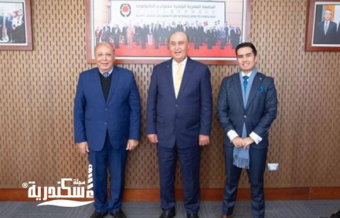 ‏درع  الجامعة المصرية اليابانية .. هدية تذكارية للفريق مميش