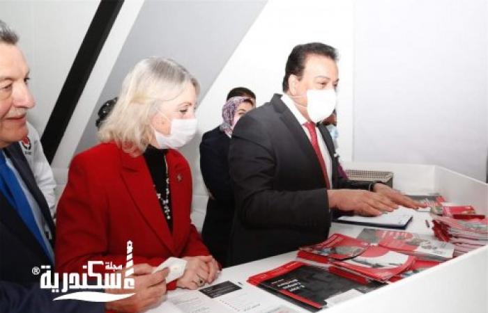 اقبال طلابى على زيارة جناح الجامعة اليابانية  بمعرض "إيديوجيت"