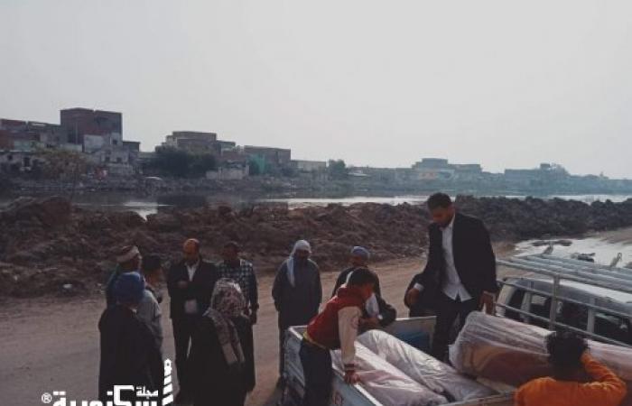 بالصور «جبريل» يقوم بفرش ثلاث مساجد بالاسكندرية واهالي الدائرة الرابعة يشيدون بجهوده