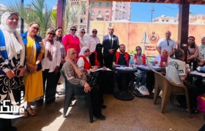 وكيل وزارة الصحة بالإسكندرية يتفقد سير العمل بالقافلة الطبية لدعم صحة المرأة بمنطقة محطة مصر