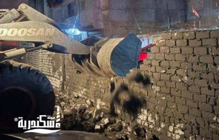 رئيس حي منتزه ثان تقود حملة مكثفة لإيقاف بناء مخالف وهدم سور بالكامل