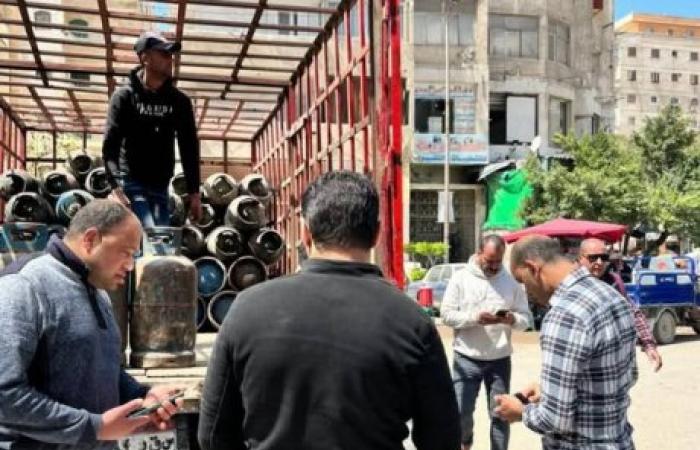 تموين العجمى توزع ٢٤٠ اسطوانة غاز منزلي بالسعر الرسمى بسوق اليوم الواحد بأبو يوسف