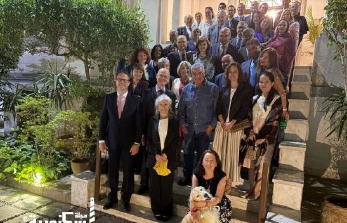 زاهي حواس يقدّم عرضاً لإنجازات البعثة الإسبانية بسقارة خلال اجتماع "مجموعة كليوباترا" بضيافة السفير الإسباني