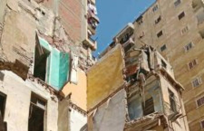 حي وسط....إزالة الأجزاء الخطرة والمعلقة من العقار الكائن بشارع اليعقوبي من ايزيس بمحرم بك
