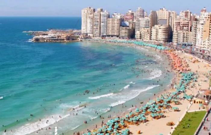 استقرار نسبي في إشغالات شواطئ الإسكندرية صباح الأحد.. والرايات الخضراء والصفراء تُحدد مناطق السباحة آمنة