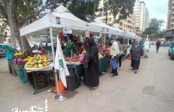 رئيس حي شرق تتابع فعاليات "سوق المزارعين" بزيزينيا لدعم المنتج المحلي وتوفير السلع بأسعار مخفضة