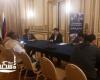 مدير البيت الروسي بالإسكندرية: تعاون متنامٍ مع مصر في التكنولوجيا والزراعة والتعليم والثقافة   أكد أرسيني ماتوشنيكو، مدير البيت الروسي بالإسكندرية، عمق العلاقات المصرية الروسية وامتدادها التاريخي، مشيرًا إلى استمرار التعاون بين البلدين في مختلف المجالات، خاصة الاقتصاد والتكنولوجيا والزراعة والتعليم والثقافة.  جاء ذلك خلال تصريحاته الصحفية، اليوم، بمقر البيت الروسي بالإسكندرية، التي استعرض خلالها أبرز مجالات التعاون المشترك، والمشروعات الاقتصادية، والفعاليات الثقافية والتعليمية المرتقبة خلال الفترة المقبلة.  وأوضح ماتوشنيكو أن التعاون الاقتصادي بين مصر وروسيا يشمل عددًا من المشروعات المهمة، في مقدمتها مشروع محطة الضبعة النووية، إلى جانب التعاون المتعلق بالمنطقة الصناعية الروسية في المنطقة الاقتصادية لقناة السويس، مشيرًا إلى وجود مؤشرات على إحراز تقدم في هذا الملف خلال شهر أكتوبر الجاري.  وأضاف أن روسيا تمتلك خبرات متقدمة في مجال التكنولوجيا الزراعية واستخدام الروبوتات في الأنشطة الزراعية، مؤكدًا أهمية تبادل الخبرات مع الجانب المصري والاستفادة من التقنيات الحديثة في تطوير الإنتاج الزراعي.  وأشار إلى مشاركة وفد مصري في مهرجان زراعي روسي شهد عرض تطبيقات حديثة لاستخدام الروبوتات في الزراعة، بما يفتح آفاقًا جديدة للتعاون العلمي والتكنولوجي بين البلدين.  وفي المجال الثقافي، كشف مدير البيت الروسي بالإسكندرية عن الإعداد لتنظيم فعاليات جديدة تستهدف طلاب المدارس للتعريف بالتكنولوجيا الحديثة وتطبيقاتها، بالتعاون بين البيت الروسي بالإسكندرية ونظيره في القاهرة.  وأضاف أن الفترة المقبلة ستشهد أنشطة للتبادل الثقافي والفني، من بينها تقديم فرقة فلكلورية روسية حفلًا على مسرح دار الأوبرا بالإسكندرية، بما يعزز التواصل الثقافي ويتيح للجمهور المصري التعرف على جوانب من التراث والفنون الروسية.  وفيما يتعلق بالتعاون التعليمي، أكد ماتوشنيكو اهتمام الجانب الروسي بتوسيع فرص الدراسة أمام الطلاب المصريين، مشيرًا إلى ارتفاع عدد المنح الدراسية المقدمة للمصريين من نحو 200 منحة إلى أكثر من 340 منحة، بما يتيح فرصًا أوسع للالتحاق بالمؤسسات التعليمية الروسية.  ولفت إلى أن العام المقبل سيشهد مزيدًا من الفعاليات المشتركة في مجالات متعددة، موضحًا أن هناك استعدادات لتنظيم فعالية متميزة بالتعاون مع أحد الأندية في الإسكندرية خلال الفترة المقبلة، إلى جانب مشاركة وفد روسي في فعاليات معرض القاهرة الدولي للكتاب.  واختتم مدير البيت الروسي بالإسكندرية تصريحاته بالتأكيد على أهمية مواصلة تعزيز التعاون المصري الروسي، وتوسيع مجالات تبادل الخبرات، خاصة في التكنولوجيا والزراعة والتعليم والثقافة، بما يدعم العلاقات بين البلدين ويعزز التواصل بين الشعبين.